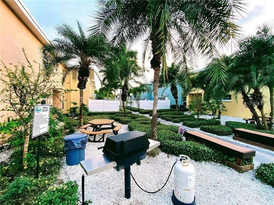 Gulf Coast Gem Private Condo - 2Bed, 1Bath, Sleeps 6, Across The Street From Beach & Gulf, Game Room, Pool Clearwater Beach Dış mekan fotoğraf